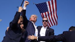 El virtual candidato republicano a la presidencia Donald Trump es rodeado por agentes del Servicio Secreto en un acto de campaña el sábado 13 de julio de 2024 en Butler, Pensilvania. (AP Foto/Evan Vucci)