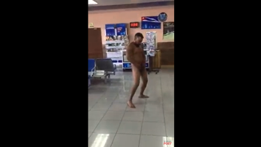 un hombre se desnuda en el aeropuerto de la habana y agrede a un agente