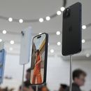 Teléfonos iPhone 15 exhibidos en el campus de Apple en Cupertino, California, el 12 de septiembre de 2023. (Foto AP/Jeff Chiu, archivo)