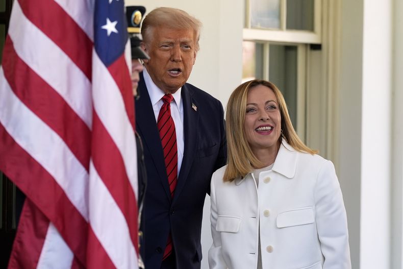 El presidente estadounidense Donald Trump recibe a la primera ministra de Italia, Giorgia Meloni, en la Casa Blanca, el jueves 17 de abril de 2025, en Washington. (AP Foto/Alex Brandon)