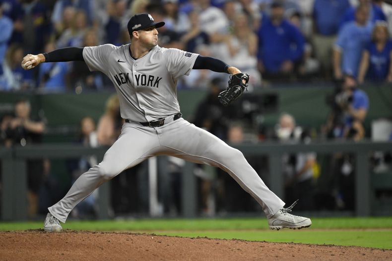 El relevista de los Yankees de Nueva York Clay Holmes lanza en la octava entrada del juego 4 de la serie divisional de la Americana ante los Reales de Kansas City el jueves 10 de octubre del 2024. (AP Foto/Reed Hoffmann)