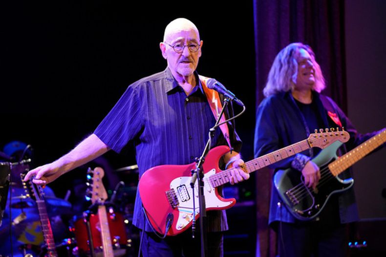 ARCHIVO - Dave Mason actúa en City Winery en Chicago el 21 de febrero de 2023. (Foto Rob Grabowski/Invision/AP)