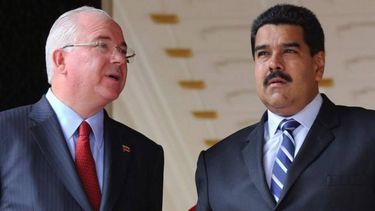 americateve | El ministro de Relaciones Exteriores de Venezuela, Rafael Ramírez, y el presidente de la petrolera rusa Rosneft, Ígor Sechin, acordaron un encuentro para el próximo 21 de noviembre. Buscan frenar la caída libre de los precios.