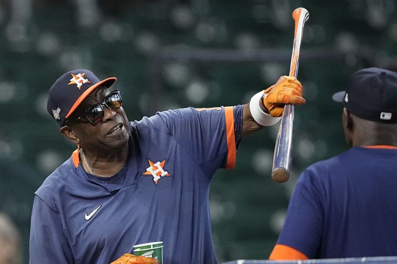 Dusty Baker, manager de los Astros de Houston, dirige una práctica de bateo el lunes 23 de octubre de 2023 (AP Foto/David J. Phillip)