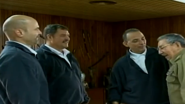 americateve | Las reacciones en Cuba no se hicieron esperar sobre todo no tanto por la normalización de las relaciones entre ambos paises sino por la liberación de los tres espias condenados.