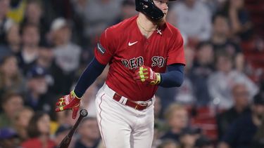 El mexicano Alex Verdugo observa la pelota al conectar un doblete en el juego del miércoles 14 de junio de 2023, ante los Rockies de Colorado (AP Foto/Charles Krupa)