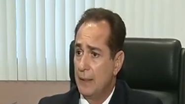 americateve | El alcalde de Sweetwater prohibió a sus empleados varones el uso de aretes y a las damas les pide que sólo utilicen un par. Esta medida ha llamado la atención de sus detractores.