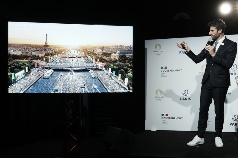 ARCHIVO - De cara a los Juegos Olímpicos de París 2024, Tony Estanguet durante la conferencia de prensa presenta las ceremonias olímpicas para los Juegos, en París, el lunes 13 de diciembre de 2021. (AP Foto/Thibault Camus, ARCHIVO)