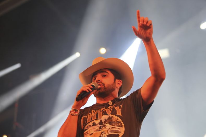 El cantante mexicano Joss Favela durante su presentación en el festival Arre en la Ciudad de México el 7 de septiembre de 2024. (Foto AP/Ginnette Riquelme)