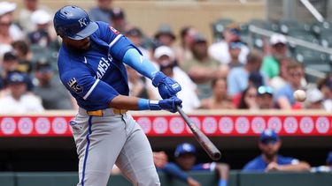 El bateador designado de los Reales de Kansas City, Starling Marte, conecta un jonrón de tres carreras contra los Mellizos de Minnesota durante la quinta entrada de un partido de béisbol, el domingo 7 de junio de 2026, en Mineápolis. (Foto AP/Matt Krohn)