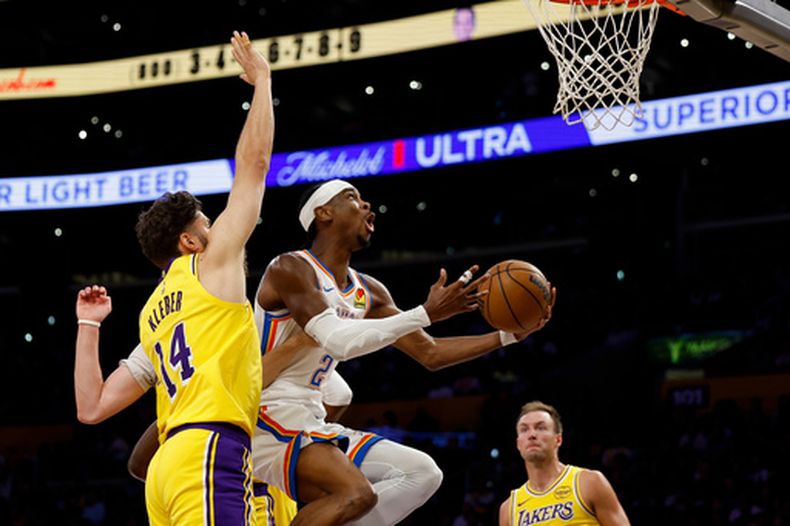 Shai Gilgeous-Alexander, del Thunder de Oklahoma City, avanza hacia la cesta frente a Maxi Kleber, de los Lakers de Los Ángeles, el martes 7 de abril de 2026 (AP Foto/Caroline Brehman)