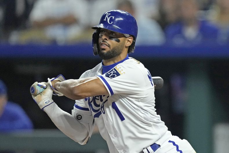 MJ Melendez de los Reales de Kansas City observa durante su sencillo productivo en la tercera entrada de juego ante los Guardianes de Cleveland. Martes 19 de septiembre de 2023, en Kansas City, Misuri. (AP Foto/Charlie Riedel)