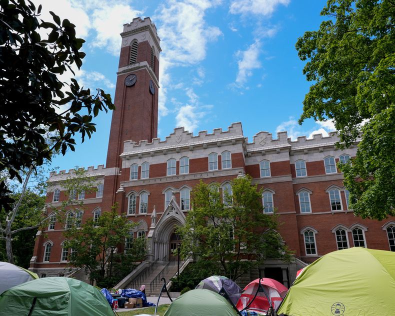 ARCHIVO – Manifestantes propalestinos mantienen su campamento de protesta en el campus de la Universidad Vanderbilt el viernes 3 de mayo de 2024, en Nashville, Tennessee. (AP Foto/George Walker IV, Archivo)