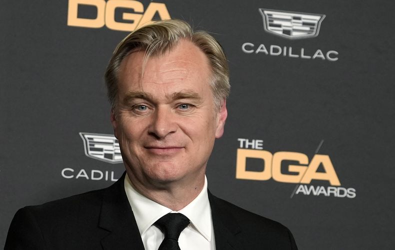 Christopher Nolan, director de la película Oppenheimer, posa tras ganar su premio DGA a la mejor película en la 76a entrega de los Premios DGA del Sindicato de Directores de Estados Unidos, el sábado 10 de febrero de 2024 en Beverly Hills, California. (Foto AP/Chris Pizzello)