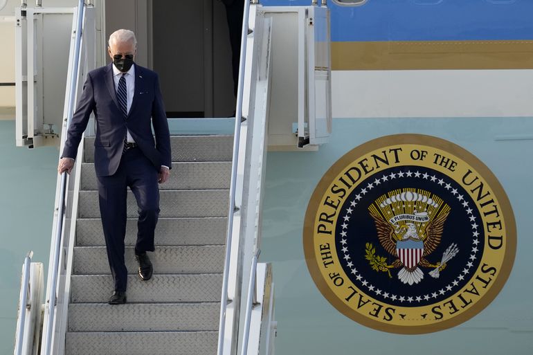 Biden visita Asia con temas globales y chips en su agenda