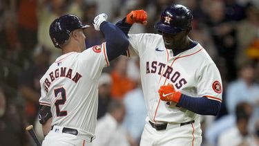 El cubano Yordan Álvarez, bateador designado de los Astros de Houston, festeja con Alex Bregman, luego de batear un jonrón solitario en el juego ante los Azulejos de Toronto, el miércoles 3 de abril de 2024 (AP Foto/Eric Christian Smith)