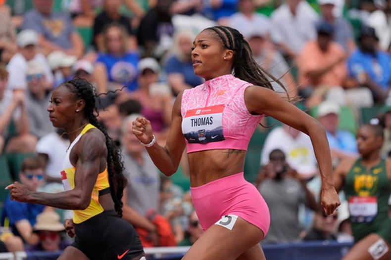 ARCHIVO — La atleta Gabby Thomas compite en las semifinales de los 200 metros femeninos durante el campeonato de atletismo de Estados Unidos en Eugene, Oregón, el 3 de agosto de 2025. (Foto AP/Ashley Landis, Archivo)