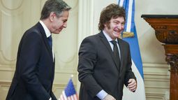 El presidente de Argentina, Javier Milei, a la derecha, se reúne con el secretario de Estado de Estados Unidos, Antony Blinken, en el palacio presidencial Casa Rosada en Buenos Aires, Argentina, el viernes 23 de febrero de 2024. (Agustín Marcarian/Pool Foto vía AP)