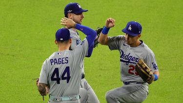 El jardinero central cubano de los Dodgers de Los Ángeles Andy Pages, Tommy Edman y el jardinero derecho Kyle Tucker celebran tras ganar el juego 4 de la serie divisional de la Liga Nacional ante los Bravos de Atlanta el miércoles 7 de octubre del 2026. (AP Foto/Colin Hubbard)
