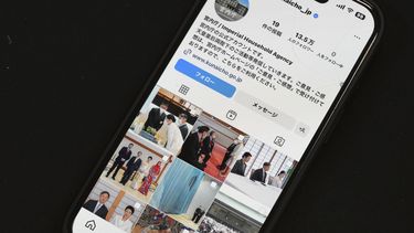 La página de Instagram de la Agencia de la Casa Imperial de Japón en un teléfono celular el lunes 1 de abril de 2024 en Tokio. La Familia Imperial de Japón hizo su debut en Instagram el lunes, con imágenes del emperador Naruhito y la emperatriz Masako capturando momentos de sus deberes oficiales, en un esfuerzo por deshacerse de su imagen aislada y acercarse a las generaciones más jóvenes. (Foto AP/Eugene Hoshiko)