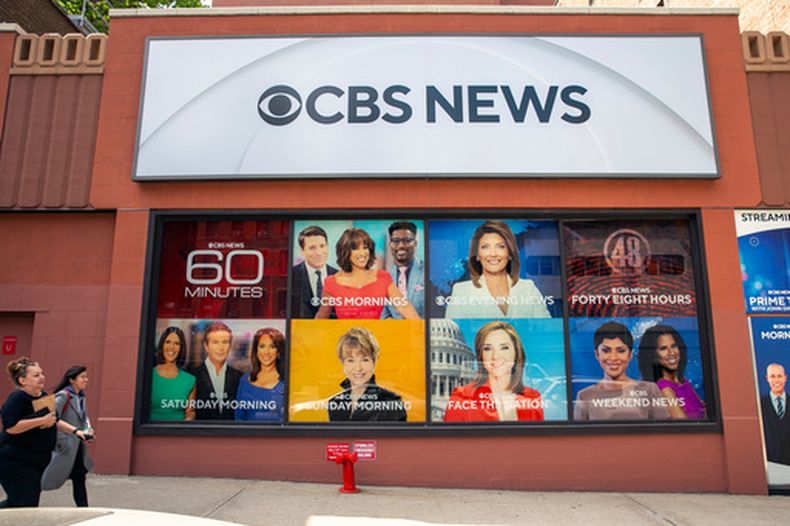 ARCHIVO – El centro de transmisión de CBS en la Calle 57 de Nueva York, el 20 de abril de 2023. (AP Foto/Ted Shaffrey, Archivo)