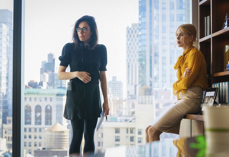 Esta imagen proporcionada por A24 muestra a la directora Halina Reijn, izquierda, y Nicole Kidman en el set de Babygirl. (A24 vía AP)
