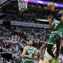 Jaylen Brown (7), de los Celtics de Boston, ataca la canasta sobre Bam Adebayo (13) durante la segunda mitad del Juego 4 de las finales de la Conferencia Este, en los playoffs del baloncesto de la NBA, el martes 23 de mayo de 2023, en Miami. (AP Foto/Wilfredo Lee)