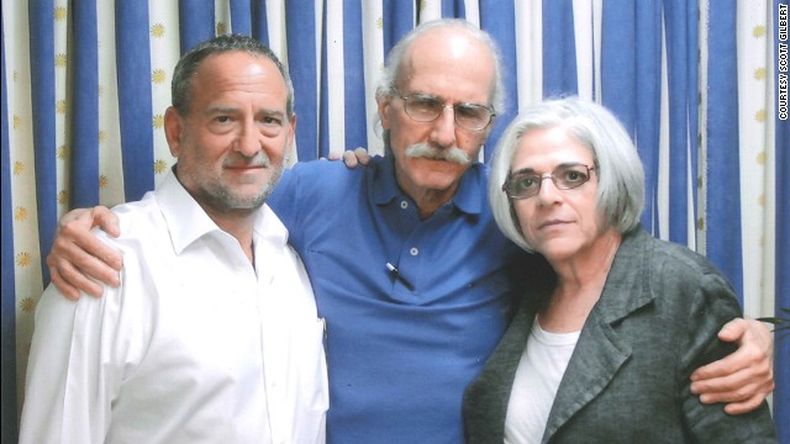 La esposa del subcontratista de EE.UU. encarcelado en Cuba dice que su marido padece una afección en las caderas y apenas puede caminar.