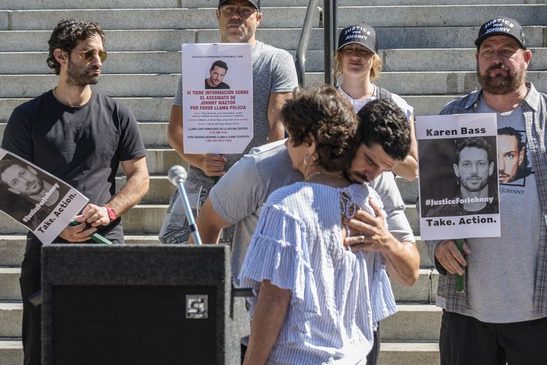 El actor de Vampire Diaries productor y organizador de Justice for Johnny Wactor, Micah Parker, abraza a la madre de Wactor, Scarlett Wactor, durante una conferencia de prensa frente al Ayuntamiento de Los Ángeles para exigir a la alcaldesa de Los Ángeles, Karen Bass, que tome medidas inmediatas para encontrar a los sospechosos que asesinaron. el actor de General Hospital, en Los Ángeles, el martes 13 de agosto de 2024. (Foto AP/Damian Dovarganes)