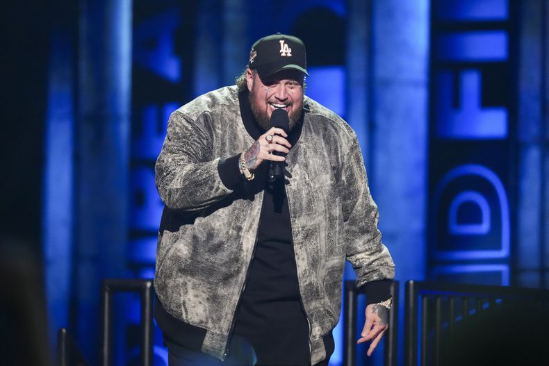 Jelly Roll se presenta durante el concierto benéfico FireAid el jueves 30 de enero de 2025 en Intuit Dome en Inglewood, California. (Foto Jordan Strauss/Invision/AP)