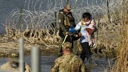 ARCHIVO - Tres migrantes son detenidos en la frontera entre Texas y México el 3 de enero de 2024, en Eagle Pass, Texas. (AP Foto/Eric Gay, archivo)