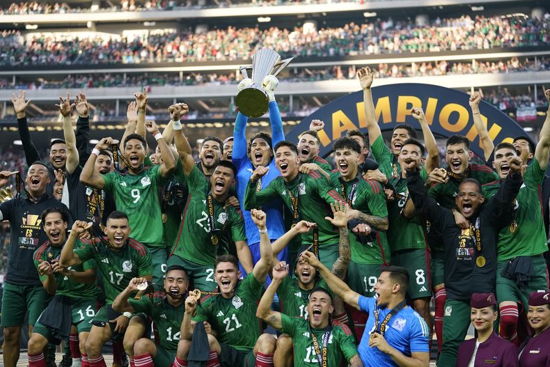 Jugadores de México celebran con el trofeo tras ganar la Copa Oro CONCACAF al vencer en la final a Panamá el domingo 16 de julio del 2023. (AP Foto/Ashley Landis)