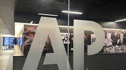 El logotipo de Th Associated Press en la sede mundial de la organización de noticias en Nueva York, el 9 de abril de 2025. (AP Foto/Aaron Jackson)