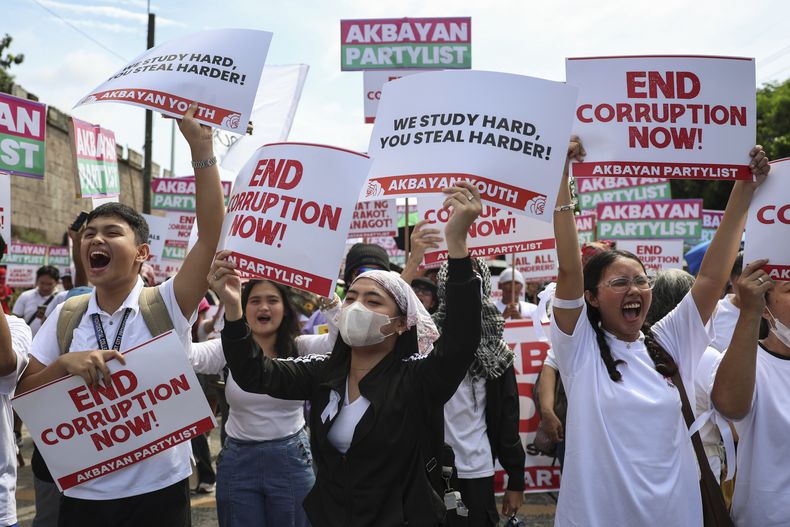 Manifestantes llevan carteles en una protesta contra la corrupción del gobierno en el Monumento al Poder Popular en Mandaluyong, en el este de Manila, Filipinas, el domingo 21 de septiembre de 2025. Los carteles dicen Acaben con la corrupción ya, y Nosotros estudiamos duro, ustedes roban más duro. (AP Foto/Basilio Sepe)