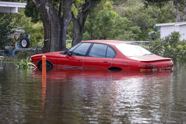 Un vehículo sumergido en una inundación tras el paso del huracán Milton, el jueves 10 de octubre de 2024, en Progress Village Community, en el condado de Hillsborough, Florida. (Jefferee Woo/Tampa Bay Times vía AP)