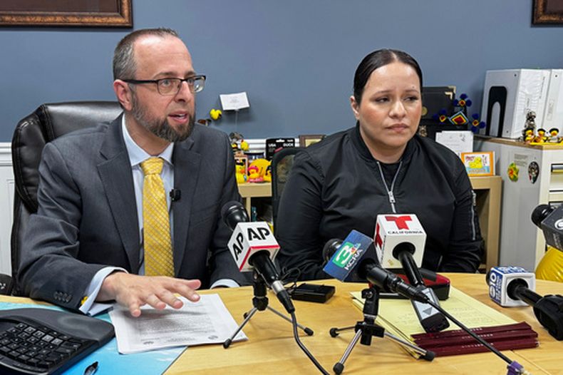 Patrick Kolasinski, abogado de Carlos Iván Mendoza Hernández, habla en una conferencia de prensa, acompañado de Cindy, la novia de su cliente, en Modesto, California, el miércoles 8 de abril de 2026. (AP Foto/Terry Chea)