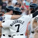Spencer Torkelson, derecha, de los Tigres de Detroit, celebra con Jake Rogers, izquierda, y Kevin McGonigle (7) después de pegar un jonrón de tres carreras contra los Atléticos durante la quinta entrada del juego de béisbol de Grandes Ligas, el miércoles 8 de julio de 2026, en Detroit. (AP Foto/Duane Burleson)