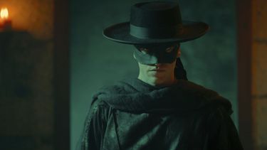 En esta imagen proporcionada por Prime Video, Miguel Bernardeau en una escena de la serie Zorro. (Prime Video vía AP)
