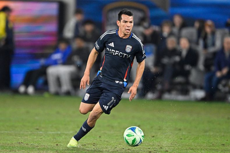 ARCHIVO - El mexicano Hirving Lozano (11), del San Diego FC, controla el balón durante el segundo tiempo de la semifinal de la Conferencia Oeste de la MLS contra Minnesota United, el 24 de noviembre de 2025, en San Diego. (AP Foto/Denis Poroy, Archivo)