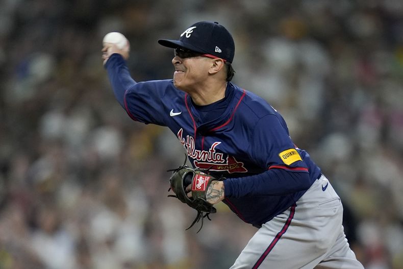ARCHIVO - Foto del primero de octubre del 2024, el pitcher de los Bravos de Atlanta Jesse Chavez lanza en la sexta entrada de la serie de comodín contra los Padres de San Diego. (AP Foto/Gregory Bull, Archivo)
