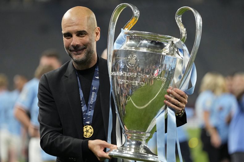 El español Pep Guardiola, técnico del Manchester City, festeja luego de conquistar la Liga de Campeones, en la final contra el Inter, el sábado 10 de junio de 2023, en Estambul (AP Foto/Francisco Seco)