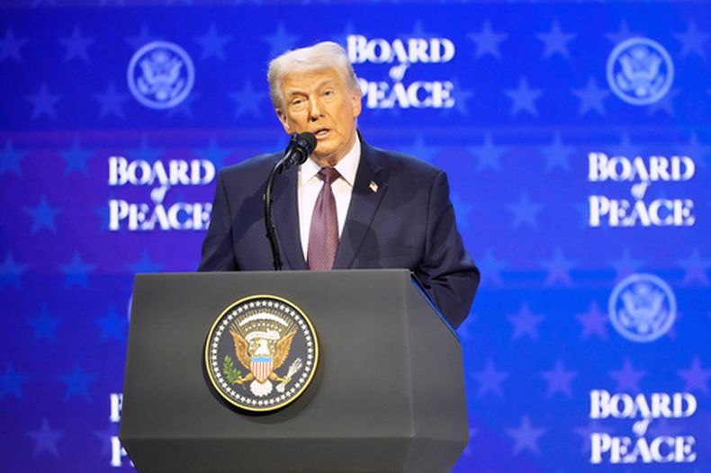 El presidente estadounidense Donald Trump habla sobre su propuesta Junta de Paz, en el Foro Económico Mundial de Davos, en Suiza, el 22 de enero del 2026. (AP foto/Markus Schreiber)