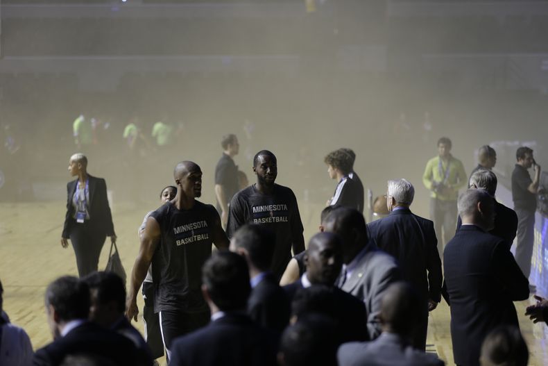 Jugadores de los Timberwolves de Minnesota salen de la Arena Ciudad de M&eacute;xico mientras el humo envuelve la cancha minutos antes de un partido de la NBA entre los Timberwolves y los Spurs de San Antonio en Ciudad de M&eacute;xico, el mi&eacute;rcole