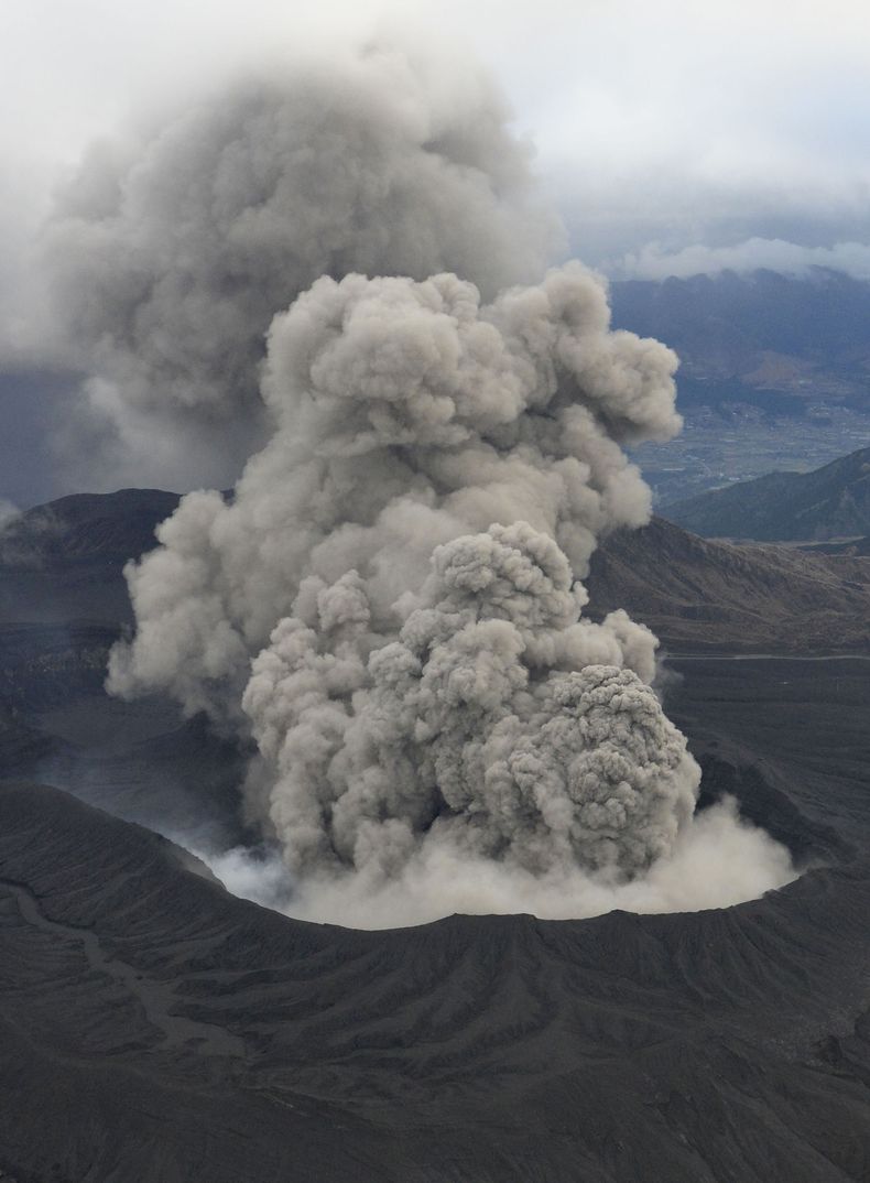 En esta imagen tomada el 26 de novieembre de 2014, una densa columna de humo sale del cr&aacute;ter del volc&aacute;n monte Aso, en la prefectura de Kumamoto, en el sur de la principal isla de Jap&oacute;n, Kyushu. (Foto AP/Kyodo News) JAPAN OUT, MANDATOR