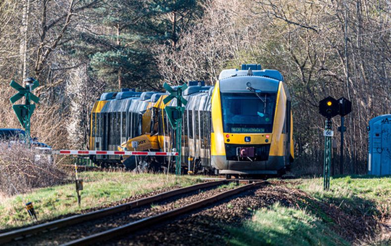 Dos trenes han chocado entre Hilleroed y Kagerup, al norte de Copenhague, el jueves 23 de abril de 2026. (Steven Knap/Ritzau Scanpix via AP)