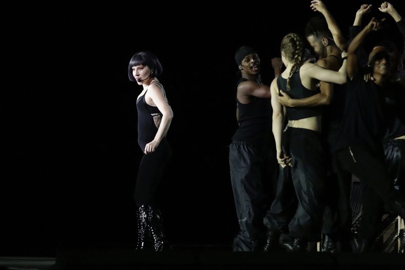 ARCHIVO - Lady Gaga participa en un ensayo un día antes de su concierto gratuito, en la playa de Copacabana, en Río de Janeiro, el viernes 2 de mayo de 2025. (AP Photo/Bruna Prado, archivo)