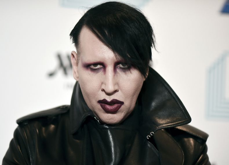 ARCHIVO - Marilyn Manson asiste al noveno concierto benéfico anual Home for the Holidays en Los Ángeles, el 10 de diciembre de 2019. Un abogado en New Hampshire presentó un aviso de intención de no impugnar los cargos contra Manson, quien está acusado de escupir y limpiarse la nariz sobre una camarógrafa en un concierto de 2019. Se espera que Manson, cuyo nombre legal es Brian Warner, no impugne solo uno de los delitos menores el jueves 20 de julio de 2023. (Foto Richard Shotwell/Invision/AP, archivo)