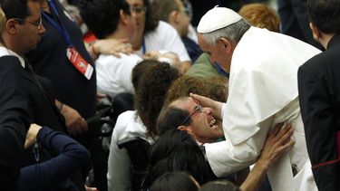americateve | El papa Francisco bendice a un feligr&eacute;s discapacitado al final de una audiencia en el Vaticano, el s&aacute;bado 9 de noviembre del 2013. (Foto AP/Riccardo De Luca)
