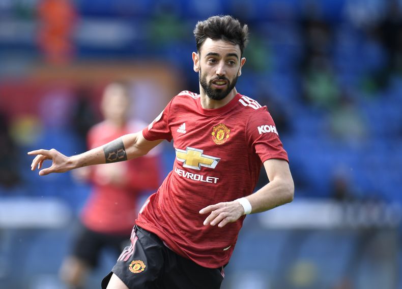 ARCHIVO - El portugués Bruno Fernandes, del Manchester United, disputa un partido de la Liga Premier inglesa ante Leeds, el 25 de abril de 2021 (Peter Powell/Pool via AP, archivo)
