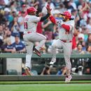 El venezolano Eugenio Suárez, de los Rojos de Cincinnati, festeja su jonrón con el coach de la antesala Willie Harris, en el juego del martes 21 de julio de 2026 ante los Marineros de Seattle (AP foto/Lindsey Wasson)